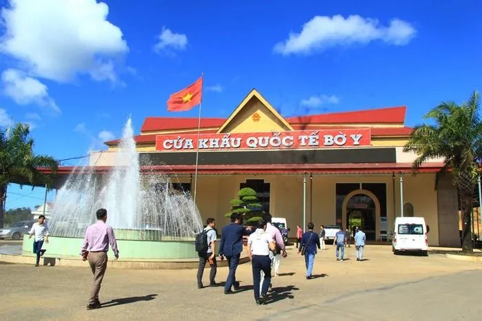 Travellers walking to the Bo Y border gate building