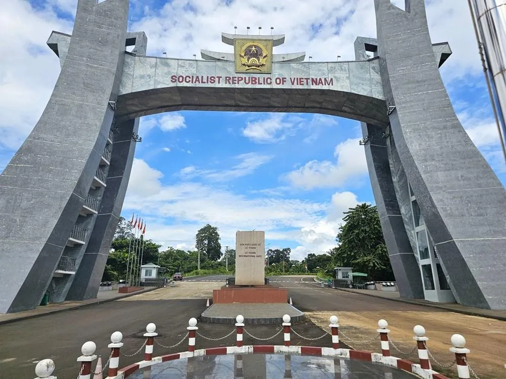 View through the Le Thanh arch towards the border